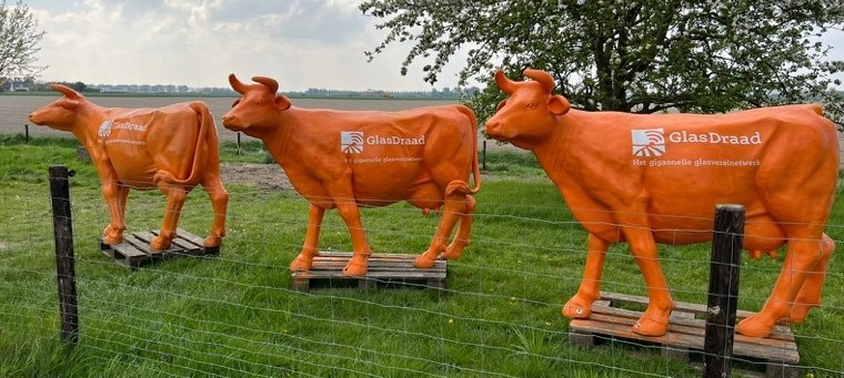 afbeelding kunstzinnig gedecoreerde plastic koeien in een weide